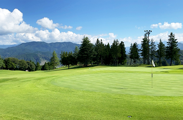 神奈川県のゴルフ場　オリムピックナショナルゴルフクラブ サカワコースのコース青空が美しい写真