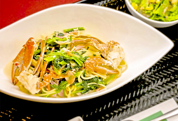 渡り蟹とほうれん草のパスタ